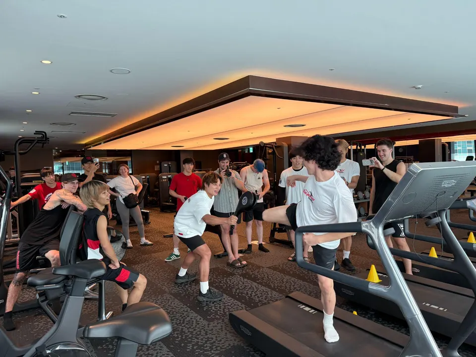 팀일루션과 ATL이 부산에서 액션 퍼포먼스 촬영을 진행하고 있다(사진=크리에이터벤처스튜디오)