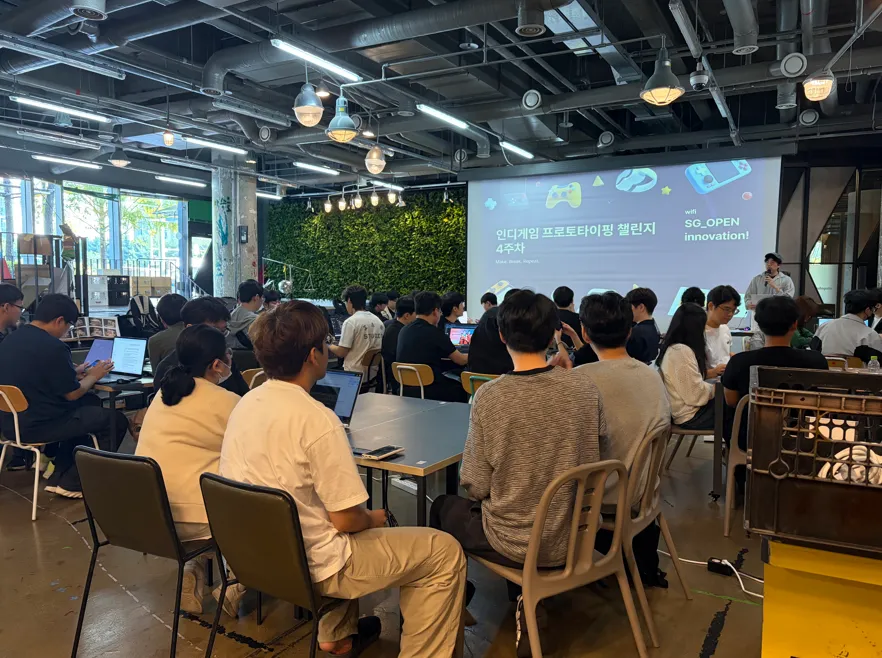 한국공학대 게임공학과 재학생들이 스마일게이트 프로토타이핑 프로그램에 참여해 현업 개발자의 멘토링을 바탕으로 게임 개발 실습을 진행하고 있다