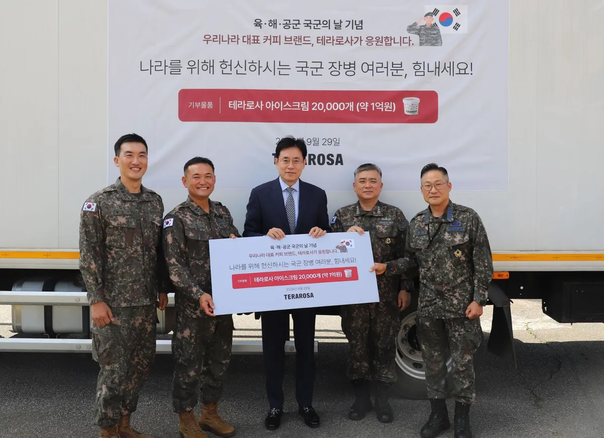 왼쪽부터 육군 동해안군수지원단장 박순국 대령, 육군 3군수지원여단장 이병석 준장, 테라로사 김의열 대표이사, 해군 1함대사 군수전대장 박종화 대령, 공군 18전투비행단 작전지원전대장 이정우 대령