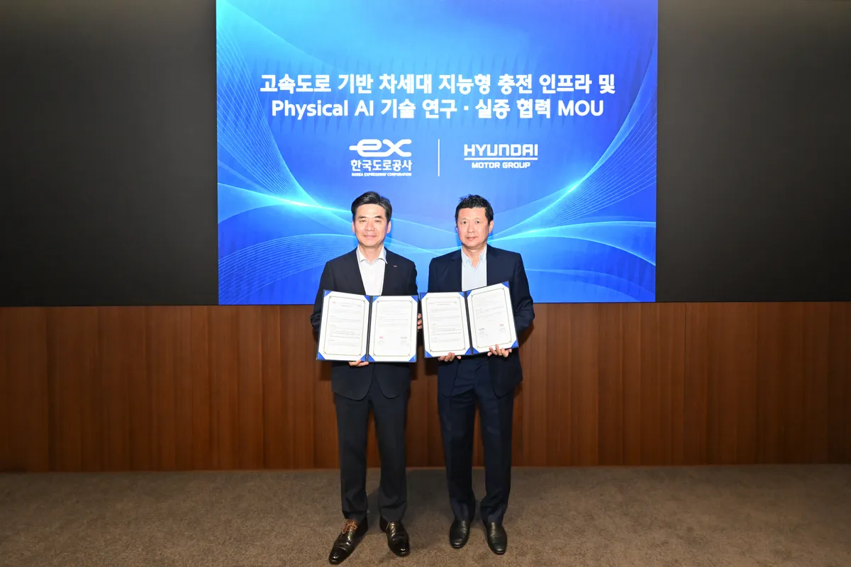 왼쪽부터 한국도로공사 조성민 도로교통연구원장과 현대차그룹 미래전략본부장 정호근 부사장