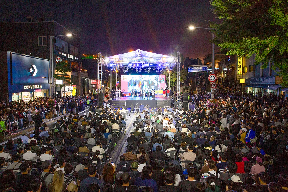 춤의 거리로 바뀐 이태원로, 메인무대 앞 가득 메운 관람객