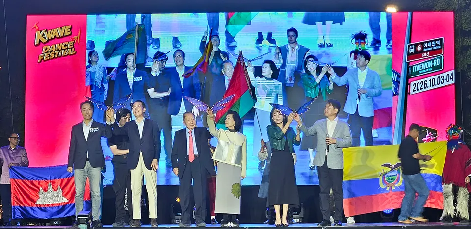 개막선포 나비드론 세레머니 왼쪽부터 김경대 용산구청장, 권영세 국회의원, 김동호 전 부산국제영화제 집행위원장, 양정수 K-Wave Dance Festival 조직위원장, 이재정 국회 문화체육관광위원회 위원장, 고영우 서울특별시 평생교육진흥원 이사