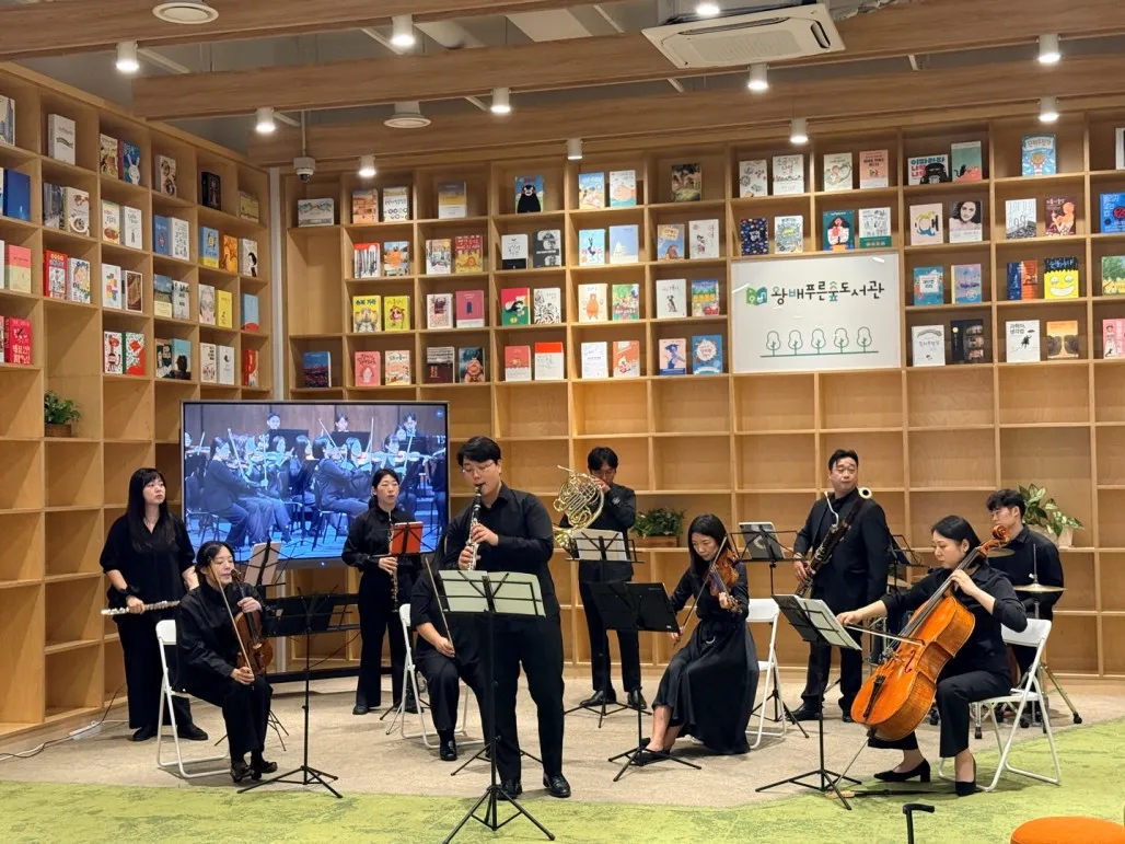 HCF Completes 'Going-to-Classics' Series at Wangbae Green Forest Library