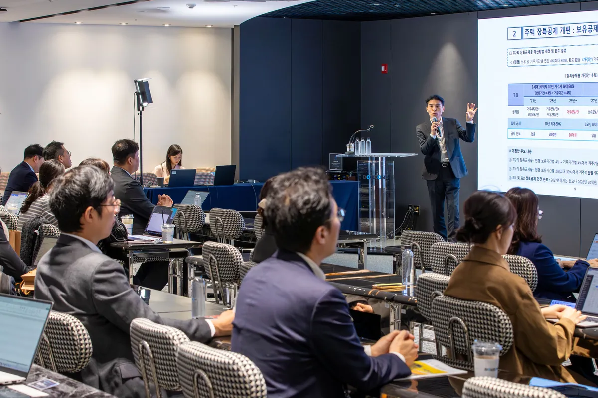 Douzone Presents Tax Strategies for Multi-Householders at Summit